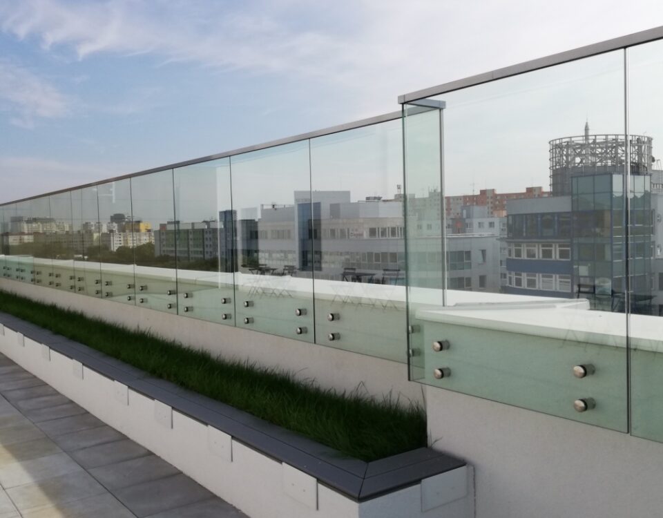 sklenené zábradlie do exteriéru